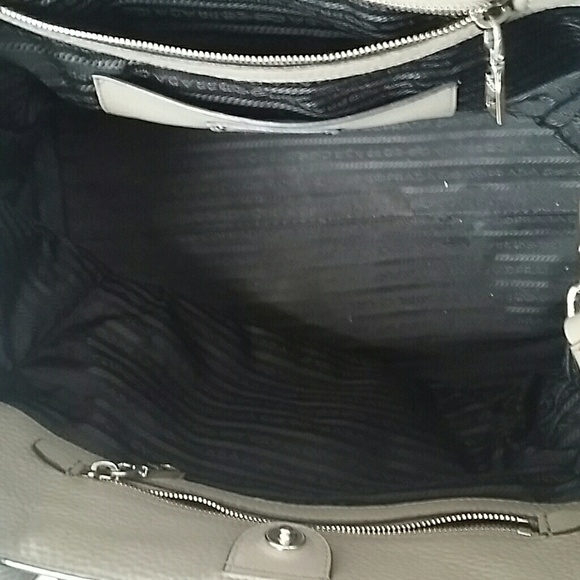 AUTHENTIC Prada Vitello Daino leather tote - Picture 5 of 15